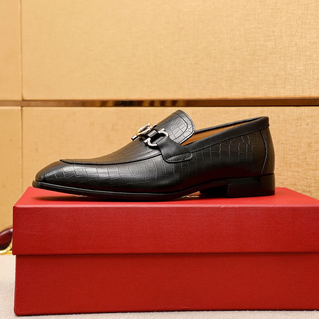 Men's shoes 💰442 💐 Product trademark: Ferragamo "Ferragamo" casual leather shoes Regular size: 38-44 (45.46🉑️customized) Product materials: Selected imported first-layer calfskin embossed upper + original hardware buckle, imported water-dyed cow leather lining. Strong three-dimensional visual effect, combined outsole Color: 1⃣️color optional